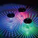 P&auml;ikeseenergial t&ouml;&ouml;tav LED-v&auml;rvimuutev valguslamp, mis ujub v&auml;lihoovi aiabasseini jaoks mitmev&auml;rviline