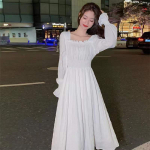 Ruudukaelusega valge pikk kleit, lainetavate varrukatega v&ouml;&ouml;koht, musta &otilde;hukese joonega naiste mitmek&uuml;lgsed &otilde;rnas stiilis kleidid S