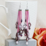 Boheemlaste k&auml;sitsi valmistatud pikkade narmastega k&otilde;rvar&otilde;ngad, etnilise stiiliga ringid, kootud n&auml;gu n&auml;itavad &otilde;hukesed temperamendiga k&otilde;rvar&otilde;ngad, naiste ripats. lavendel