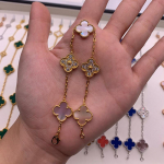Boutique Neljak&auml;pa Ristikheina Viie &Otilde;iega K&auml;ev&otilde;ru 18K Kerge Luksus Ins Disain Mood Peen Mitmek&uuml;lgne Meeste ja Naiste Mudelid K&auml;ev&otilde;ru Boutique Bracelet