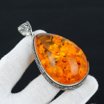 L&auml;&auml;nemere merevaigust v&auml;&auml;riskivi k&auml;sitsi valmistatud 925 sterlingh&otilde;bedast ripats suur antiikne ripats L&auml;&auml;nemere merevaigust v&auml;&auml;riskivist h&otilde;beripats kingitusteks 2.75" oranž