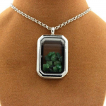 Pierres et Min&eacute;raux. Collier Grenat Tsavorite brut. Mod&egrave;le rectangle &agrave; pans coup&eacute;s.