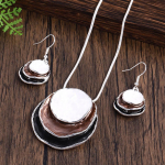 Mitmekihilised ripatsehted Vintage Boho ehete komplekt tsingisulamist emailiga mitmekihiline &uuml;mmargune ripats kaelakee ja k&otilde;rvar&otilde;ngad Elegantne moeaksessuaar