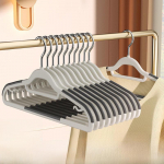 &Otilde;mblusteta riidekuivatusrest ja riidekapi riidepuu Single Piece