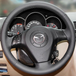 K&auml;sitsi &otilde;mmeldav must nahast auto rooliratta kate Mazda 3 Axela 2004-2009 Mazda 5 Mazda 6 Atenza Mazda MPV jaoks Yellow Thread