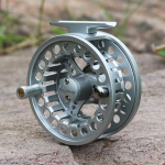 K&auml;rbsep&uuml;&uuml;girull 5/6 Wt CNC-ga t&ouml;&ouml;deldud alumiiniumsulamist korpusega pool, mis sobib suurep&auml;raselt mageveek&auml;rbsep&uuml;&uuml;giks valge