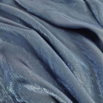 V&auml;rviline klaas, siidist satiinist gradientkangast kleit pulmade s&auml;rava n&auml;oga beebiriided riidest isetehtud merineitsi taustaga riie laudlina