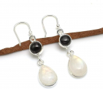 Kuukivist mustast oon&uuml;ksist v&auml;&auml;riskivist k&otilde;rvar&otilde;ngas, 925 naela h&otilde;be, s&uuml;nnikivist k&otilde;rvar&otilde;ngas, rippuv k&otilde;rvar&otilde;ngas, kingitus talle, k&auml;sitsi valmistatud k&otilde;rvar&otilde;ngas