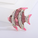 Tipptasemel temperamendiga mood teemantidega kaetud v&auml;ike kalapross sulamist loomas&otilde;lg pin siidist salli pannal