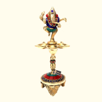 Kivit&ouml;&ouml; Tantsiv Ganesha Etnilistel Jalgadel Viie Tahtiga Messingist Pooja Diya beige