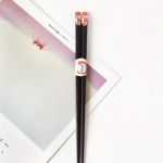 1 paar Jaapani lillemustriga teravatipulised s&ouml;&ouml;gipulgad Siledad vahavabad puidust t&auml;pilised s&ouml;&ouml;gipulgad Hiina pererestorani s&ouml;&ouml;gipulgad, serveerimispulgad