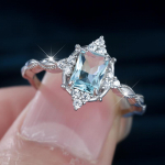 V&auml;rsked taevasinised ristk&uuml;likukujulised tsirkoonkividest S925 sterlingh&otilde;bedast s&otilde;rmused naistele Luksuslikud pulmakomplektid Temperament 925 h&otilde;beehted 6 h&otilde;be/vesi sinine v&auml;rv