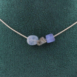 Pierres et Min&eacute;raux. Collier 3 perles Cyanite bleu du Br&eacute;sil. Chaine en acier inoxydable Collier femmes, hommes. Taille personnalis