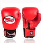 6 v&auml;rvi Twins 8OZ 10OZ 12OZ 14OZ 16OZ t&auml;iskasvanute laste PU nahast l&ouml;&ouml;gikindlad l&ouml;&ouml;gipoksikindad Karate Muay Thai MMA poksikindad 8oz punane