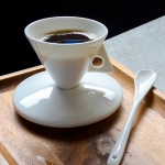 K&auml;sit&ouml;&ouml;na valmistatud peenest luuporliinist kohvi tasside ja alustasside komplekt lusikaga, espresso, jagamiseks, ins stiilis, isikup&auml;rane, v&auml;ike tass, peen, k&otilde;rge v&auml;&auml;rtusega 50ml