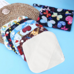 7 tk 100% orgaanilisest bambusest alusp&uuml;kste vooderdiste komplekt, sealhulgas 6 tk p&uuml;ksikummi + 1 tk mini m&auml;rgkott, korduvkasutatav ja veekindel ning super absorbeeriv