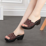Rhinestone Slope Heel sandaalid ja sussid Naiste suvised keskmise kontsaga sussid pealisr&otilde;ivad Naiste libisemiskindlad sandaalid platvormkingad 35 punane