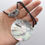 &Uuml;mmarguse kestaga kaelakee Naturaalsetest kestadest p&auml;rlmutter ripats nahast trossiga ketid kaelakeed naistele meestele Kvaliteetsed ehted Choker kingitused 50x50mm