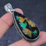 Looduslikust ammoliitist v&auml;&auml;riskivist k&auml;sitsi valmistatud 925 sterlingh&otilde;bedast ripats 2,56 d8i55