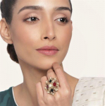 Kuldne reguleeritav Estele s&otilde;rmus naistele erinevate v&auml;rvide kividest