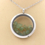 Pierres et Min&eacute;raux. Collier Grenat Demantoide brut. Mod&egrave;le M&eacute;daillon 30 mm. Couleur Argent.