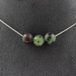 Pierres et Min&eacute;raux. Collier 3 perles Epidote d'Australie 8 mm. Chaine en acier inoxydable Collier femmes, hommes. Taille personnal