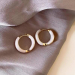 V&auml;rvilised tilkuvad C-kujulised k&otilde;rvar&otilde;ngad Stiilne geomeetriline k&otilde;rvar&otilde;ngas, k&otilde;rvatropp 1pair valge