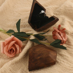 Uus saabuja Unikaalne s&uuml;damekujuline Kaasaskantav p&auml;hklipuu S&otilde;rmusekarp V&auml;ike Ehtekarp Romantiline Pulm Puidust S&otilde;rmuse hoiukarp Kosimiseks 8*8.5*2.8CM