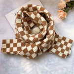 Mustvalge ruuduline sall talvistele Korea &uuml;li&otilde;pilastele, soe kootud sall, mis sobib k&otilde;ikidele sobitustele khaki