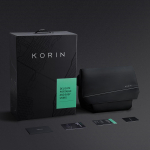 Korin Designs Original FlipSling X koos kinkekarbiga Meeste kandekott V&auml;ike Crossbody kott vabaaja rinnakott veekindel magnetpandlaga must
