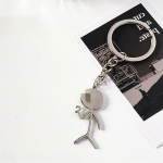 Humoorikas Stickmani s&uuml;dame ja keskmise s&otilde;rme v&otilde;tmehoidja paaridele &ndash; isikup&auml;rastatud koolikoti tarvik. Heart Stickman Keychain