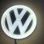4D LED Auto Esiosa Tagumine Embleem M&auml;rk Valgus Kleebis VW Polo Golf Jetta Beetle CC Tiguan Touran Passat MK7 MK5 B5 B6 Tarvikutele Tc7 11CM valge
