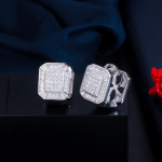 WWJ armsad l&auml;ikivad kuupmeetrist tsirkooniumoksiidist k&otilde;rvar&otilde;ngad naistele, moeehted kuld