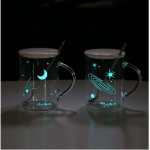 Paaritassi loominguline helendav t&auml;histaeva universum kontoriklaasist joogitass kaanega Lusikas Cup Isiksusetrend