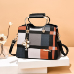 Moodne sisse&otilde;mmeldud k&auml;epidemega kott naistele PU-nahast &otilde;lakott Suure mahutavusega rippuva kaunistusega k&auml;ekott Luksuslik crossbody kott 26x14x19cm