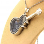 Pierres et Min&eacute;raux. Collier Kyanite brut. Mod&egrave;le guitare.