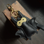 V&auml;ike nahast k&auml;sitsi valmistatud nahkhiire kujuline auto v&otilde;tmehoidja ripats armas halloween lihtne must v&otilde;tmehoidja