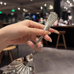 Karbi kujuline roostevabast terasest lusikas pika k&auml;epidemega kulbiga, restoranilusikas, magustoidulusikas, j&auml;&auml;tisek&uuml;hvel, k&ouml;&ouml;giaksessuaar, t&ouml;&ouml;riist