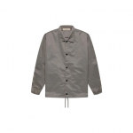 Fear of God Essentials SS22 Tuulejope &Uuml;hev&auml;rvilise Logoga ja Tuulekindlate Nuppudega Meeste &Uuml;ler&otilde;ivad Liiv-beež FOG-SS22-268 M