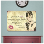 Audrey Hepburn [Q9464] - Retro metallist tahvel 'Audrey Hepburn' (... ja ma usun imedesse) - 40x30 cm beež