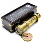 T&auml;is messingist 16-tolline teleskoop-teleskoop, puidust karbiga meres&otilde;idukinke s&uuml;nnip&auml;evaks, t&auml;nup&uuml;haks ja s&otilde;brap&auml;evaks