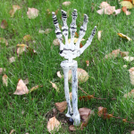 Halloweeni aiakaunistus, peast kinni hoidev karjuv koljupea &otilde;udus Zombie poolkeha vaigust aiakaunistus