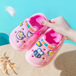 Armsad laste perforeeritud kingad varbakaitsega ja v&auml;ljal&otilde;igatud loomakujulised laste sussid, kaks paari lameda tallaga susse 21