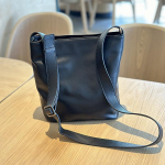 Johnature Lihtsad Ehtsad Nahast Naiste &Otilde;la- ja Crossbody Kotid Mitmek&uuml;lgsed Looduslikud Ehtsad Lehma Nahast &Uuml;hev&auml;rvilised Kotid must