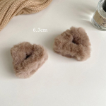 Salt and Sweet Plush kassi k&otilde;rvakriimustusklambrid, pooleldi seotud juuksed pea taga, katkised juuksen&otilde;elad otsmikul, k&uuml;ljeklambrid m&otilde;lemal k&uuml;ljel tume kohvi v&auml;rv
