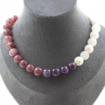 Pierres et Min&eacute;raux. Collier perles Am&eacute;thyste 10 mm + Pierre de lune 10 mm + L&eacute;pidolite 10 Collier femmes, hommes. Taille personnal