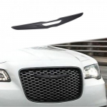 Esipamperi keskmise iluv&otilde;re embleemi katte liist Chrysler 300 300C 2015+ jaoks