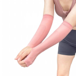 2 tk v&otilde;rkpalli &otilde;lavarrukatega surutavad varrukad, mis l&auml;bivad k&uuml;&uuml;narvarrukate kaitsepatjade ja p&ouml;idlaauguga polsterdatud randmekaitse M must