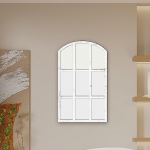 Kaarjas aken, peegelkaare talumaja seina taust, puitraamiga valge