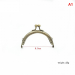 Metallist poolringikujuline raam rahakott k&auml;epidemega m&uuml;ndikotid metallist suudlusklambriga lukuraam 8.5cm